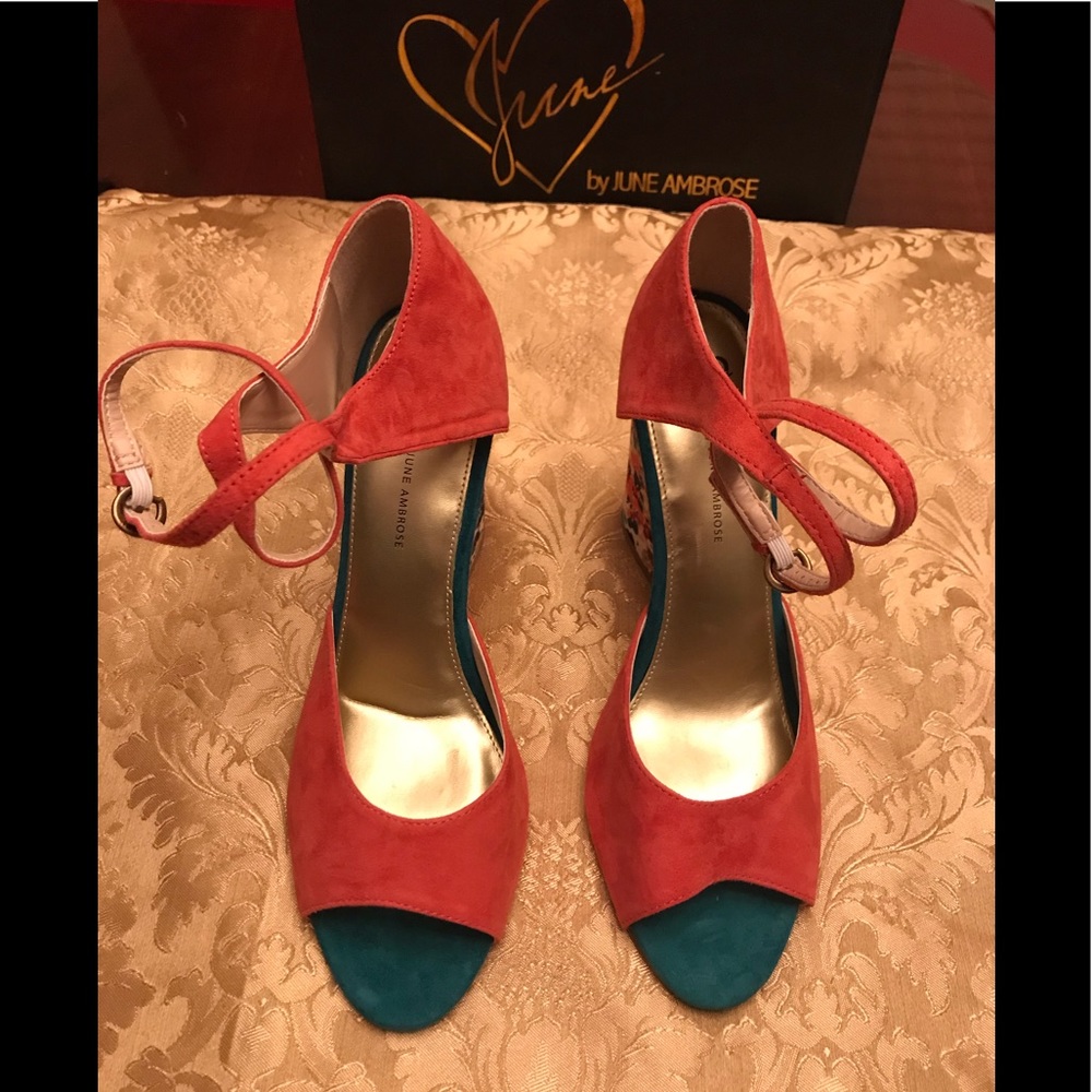 NIB 10M coral suede floral 4’ block heel shoes